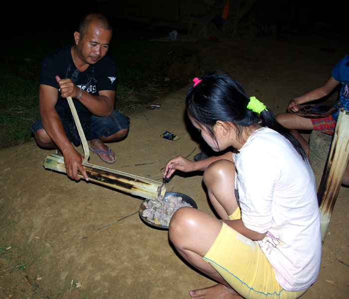 Cuisine traditionnelle dans les troncs de bambou