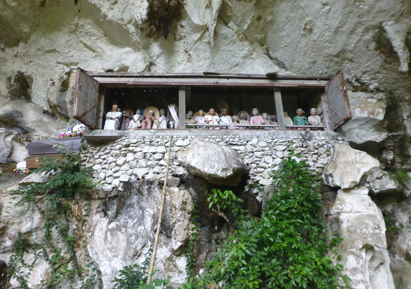 Londa grotte funéraire, Tau-tau