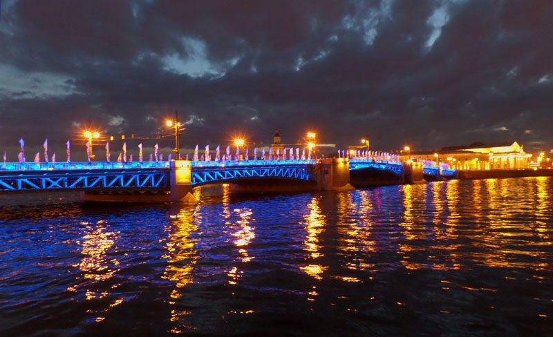 St Petersbourg by night - Pont Dvortsovy