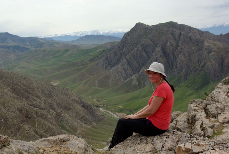 Mont des Aigles (trek-1 064 m) montagne du Pamir au fond