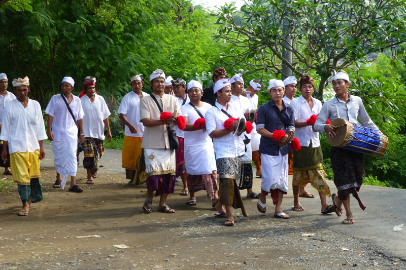 Padangbai - procession au temple