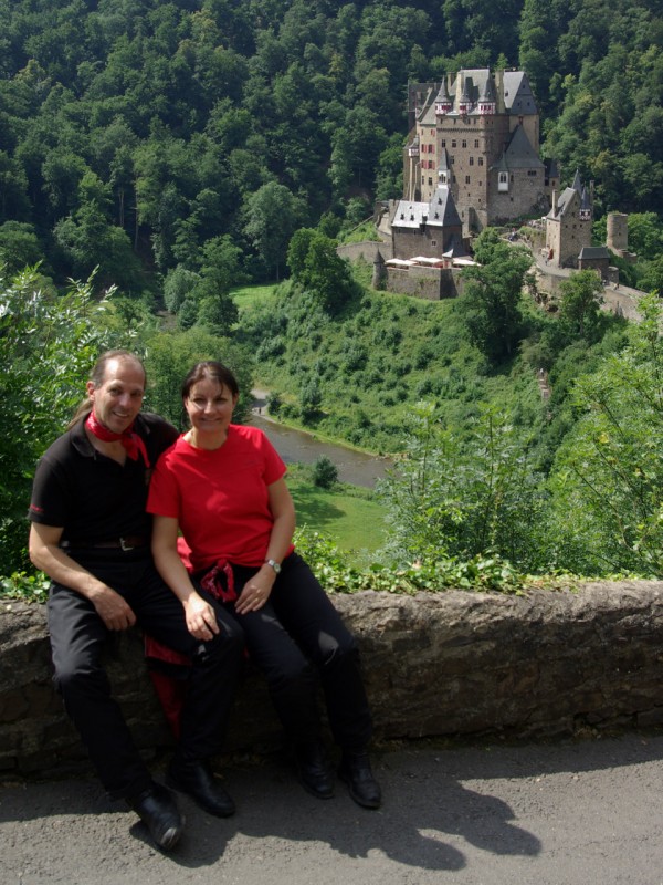 Madeleine et Chistophe devant le chateau d'Eltz