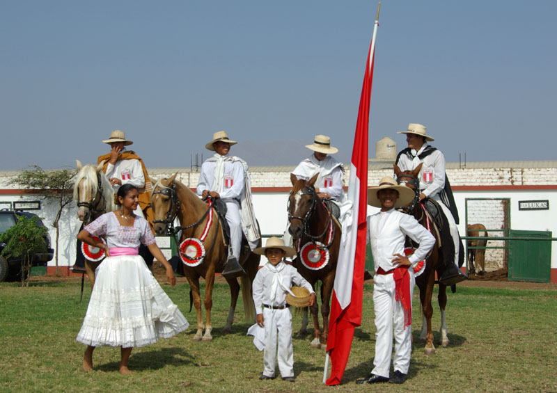Trujillo - Cavaliers et danseurs péruviens