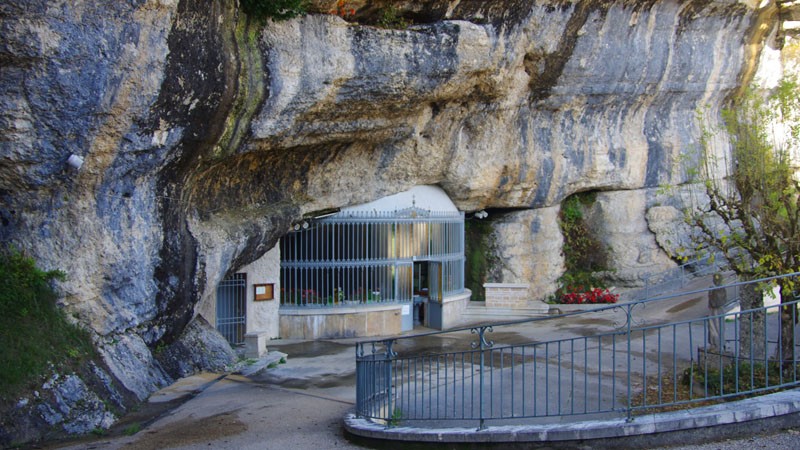 Grotte et chapelle N D de Remonot