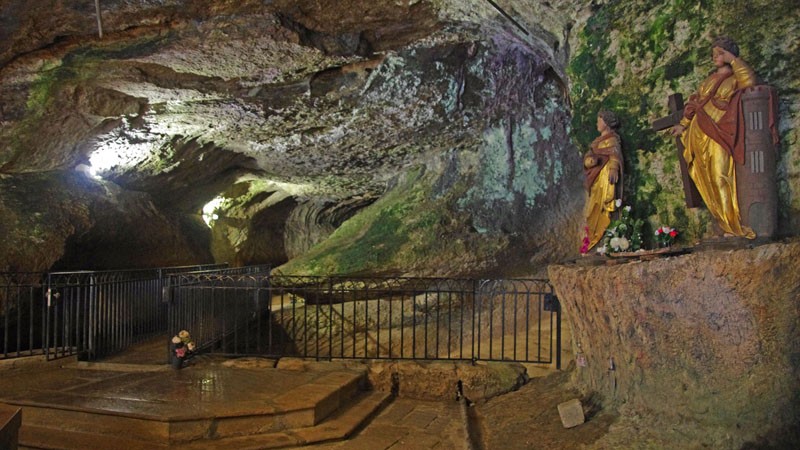 Grotte et chapelle N D de Remonot