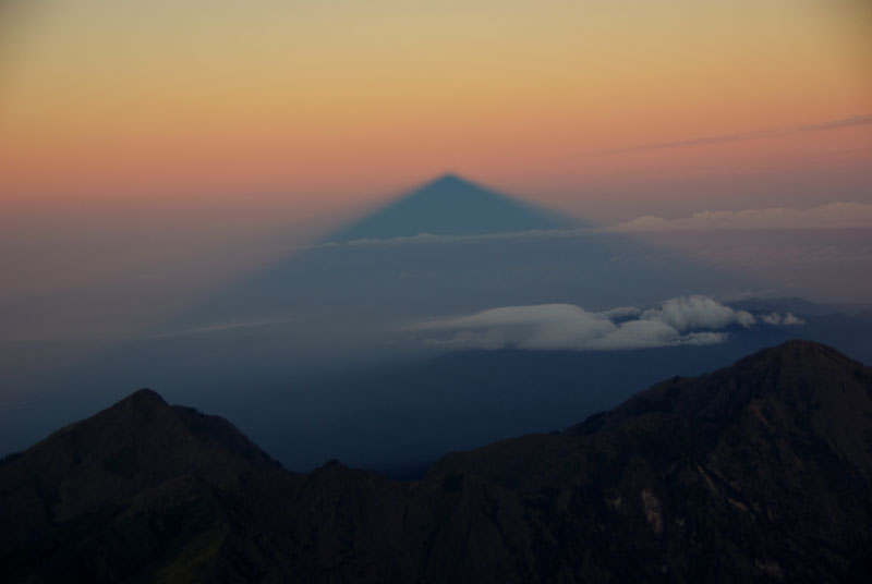 L'ombre du mont Rinjani projetée dans les nuages