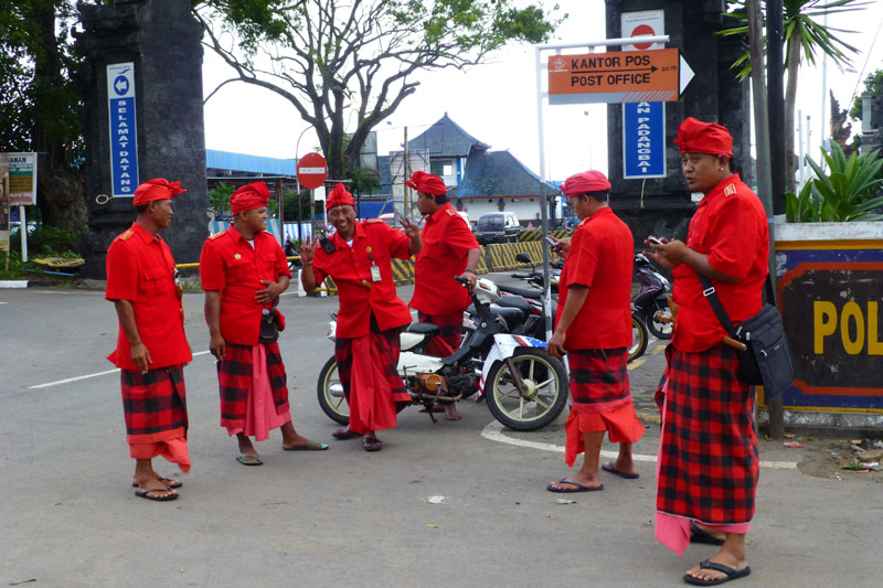 Policiers - Padangbai fête du temple