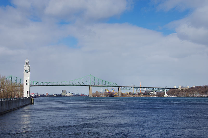Vieux Montréal - Pont Jacques Cartier sur le fleuve St Laurent