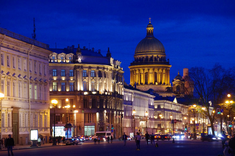 St Petersbourg by night - Quai du palais