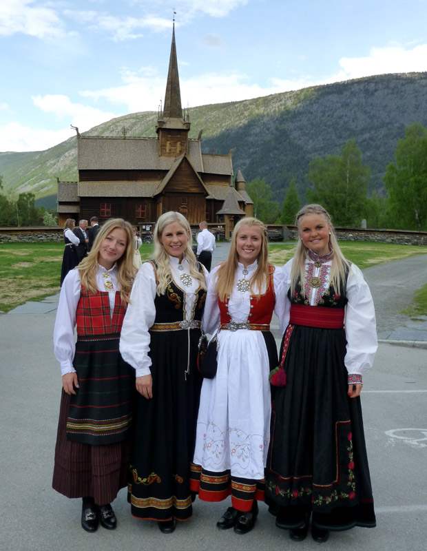 Lom norvégiennes en costume traditionnel