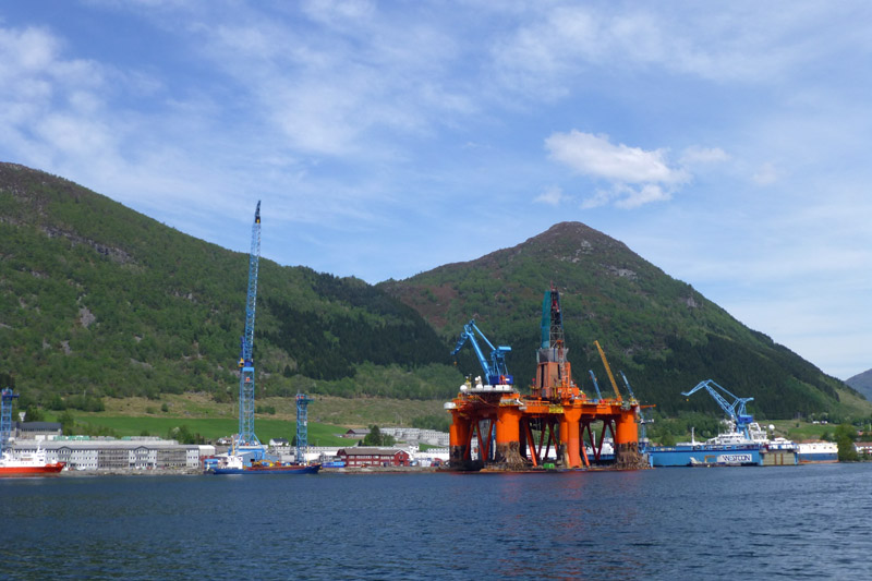 Plateforme pétrolière dans un fjord